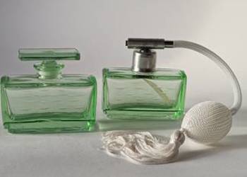 Komplet toaletowy. 2 perfumerii z zielonego szkła