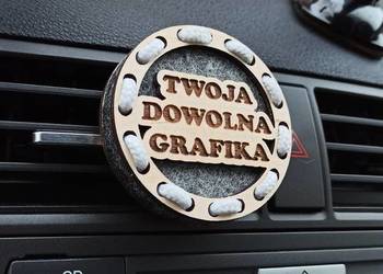 Drewniany Dyfuzor Zapachowy do Auta – Zestaw z Twoim Wzorem + Olejek