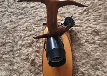 Stara lampa na korzeniu
