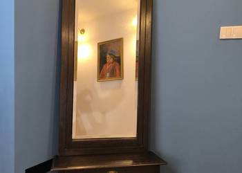 Piękne drewniane lustro, konsola z kryształowym szkłem