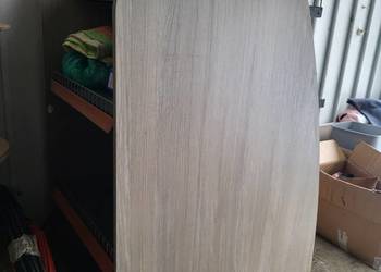 Regał sklepowy / ekspozycyjny z półkami – solidny, stan bardzo dobry