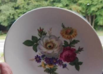 Talerzyk deserowy bukiet na białej porcelanie