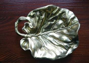 Stara mosiężna patera, oczyszczona i zakonserwowana.