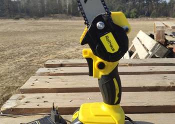 Przenośna mini pilarka łańcuchowa