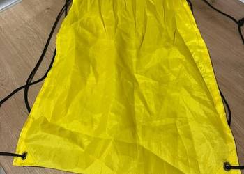 Żółty worek z czarnym wiązaniem