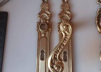 Komplet mosiężnych szyldów i klamek.