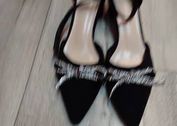 (40) Czarne, bogato zdobione czółenka wieczorowe z zapięciem, NOWE