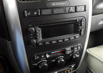 Do Chrysler Voyager Dodge Grand Caravan panel środkowy nawiewy ramka