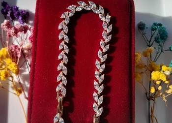 Złota bransoletka z cyrkoniami.