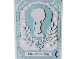 Zawiadomienia Komunia Chłopiec Klęczący W Koronce B6 Błękit - Biel