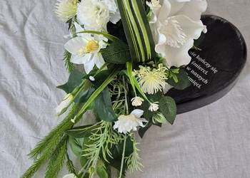 Stroik kompozycja na cmentarz w ozdobnym sercu.