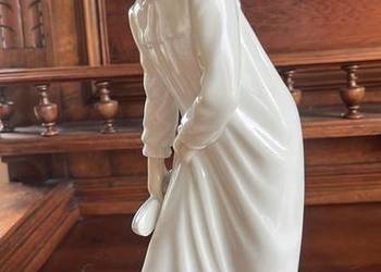 Figurka dziewczyny myjącej nogi. 1966r. Lladro- dzieci w nocnych koszulkach