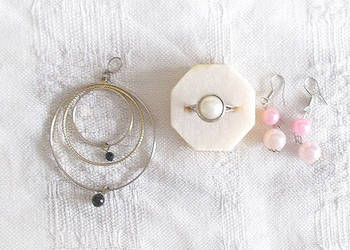 boho ozdoby, zestaw bizuterii, perłowe kolczyki i pierścionek i zawieszka