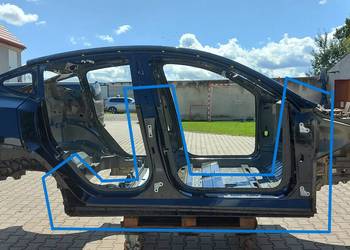 TESLA MODEL Y 2022r próg prawy słupek a b cały bok zejście progu prawa