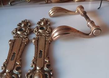 Mosiężne, pałacowe klamki i szyldy.