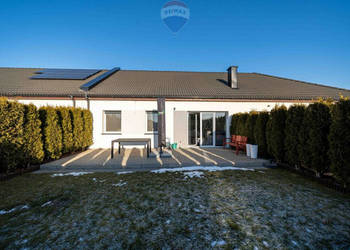 Parterowy, funkcjonalny dom z ogródkiem.