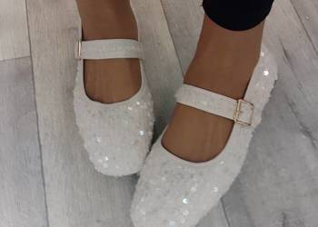 (42/43) Bogato zdobione baleriny wieczorowe z zapięciem, NOWE