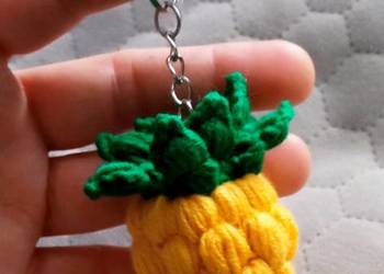 Ananas wykonany na szydełku, brelok