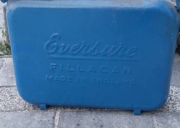 Zabytkowy karnister z lejkiem