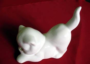 Kot - zielone szklane oczka - figurka z porcelany - 11 x 11 x 6 cm