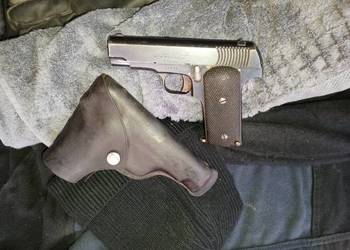 Replika pistolet