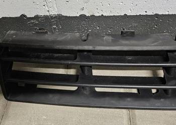 Volkswagen  VW Golf 4 IV atrapa kratka środkowa zderzaka przedniego