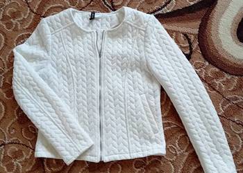 Biała bluza zasuwana na suwak