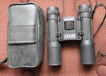 Lornetka Tasco 12x25 z tworzywa sztucznego, składana, w futerale