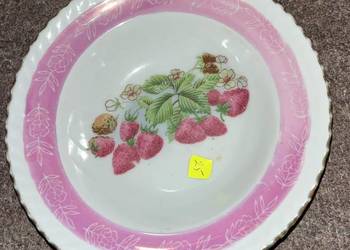 Miseczka z truskawkami. I z jabłkami. Syg. S.  Średnica 16 cm. Wys. 4 cm.