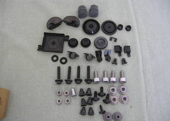8V0098615 AUDI A3 8V Zestaw elementów mocujących maskę przód. NOWY ORYGINAŁ