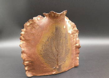 Ceramiczny wazon ręcznie wykonany z odciskiem dużego liścia