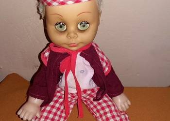 Lalka blondynka z warkoczem w ubranku.Lala z PRL