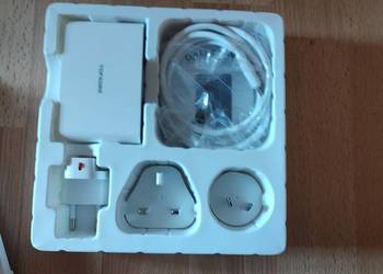 uniwersalny adapter podróżny z wymiennymi wtyczkami i kablem.