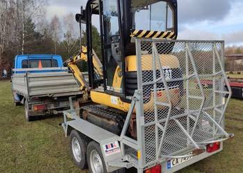 Minikoparka roboty ziemne wywrotką transport