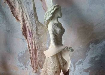 Anioł w kolorach ecru i różu