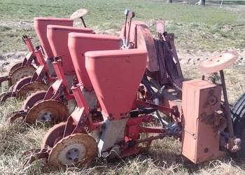 Siewnik do kukurydzy 4 rzędowy.