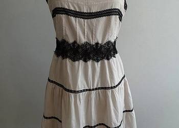 Sukienka Bawełniana Rozkloszowana w stylu Boho Beżowa z Czarną Koronką