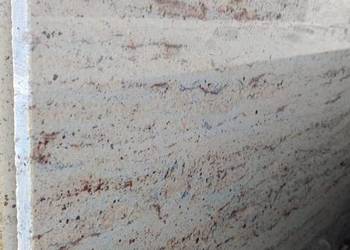 Schody i duże elementy ścienne z kamienia