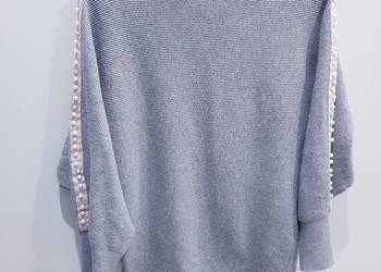 Damski dzianinowy sweter z ozdobnymi koralikami