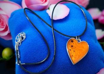 Pomaranczowy Naszyjnik z żywicy z dodatkiem ozdobnych gwiazdek