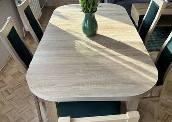 Stół (dąb sonoma) z 8 krzesłami (butelkowa zieleń). Stan bdb.