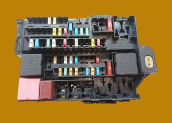 SKRZYNKA BEZPIECZNIKÓW 8200393836D Renault Laguna III (2007-  ) SKRZYNKA BEZPIECZNIKÓW 8200393836D Renault Laguna III (2007-  )