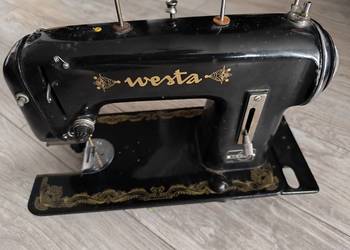 Stara maszyna do szycia Westa z PRL-u.