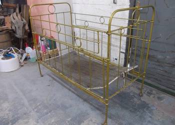 Przedwojenne metalowe łóżeczko dziecinne