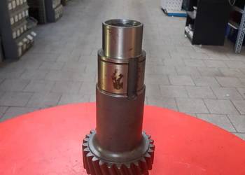 Wałek pośredni reduktora Ursus c-385 84121001