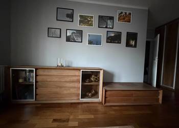 Zestaw drewnianych mebli