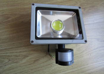Halogen, naświetlacz soczewkowy LED 20W z czujnikiem ruchu MOCNY