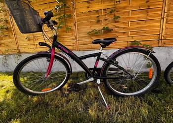 Rower dziecięcy B'Twin 24" z koszykiem – czarno-różowy