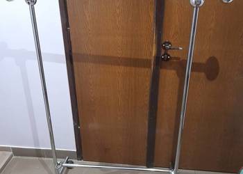 Sprzedam wieszak na ubrania na kółkach.