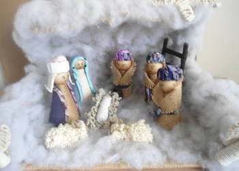 szopka bożonarodzeniowa z figurkami rękodzieło